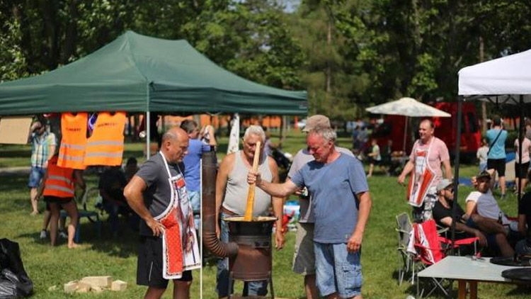 Vrací se klání kotlíkových gulášů