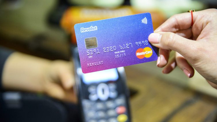 Matka se svým synem zneužili nalezenou kartu