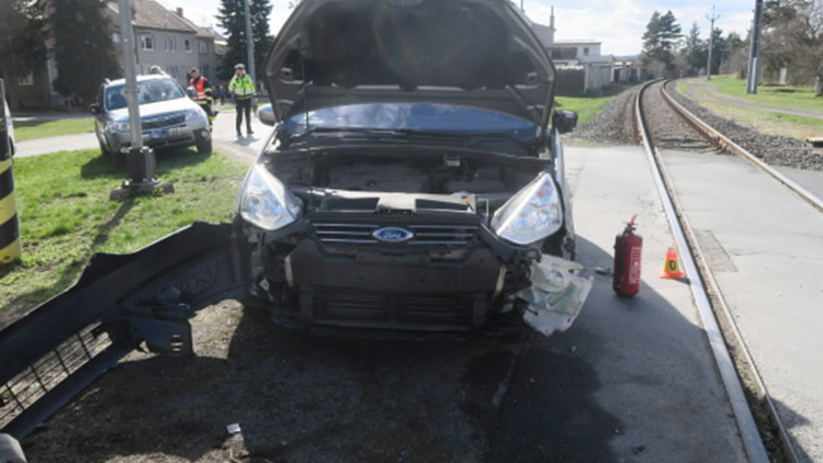 S dětmi v autě vjela před vlak!