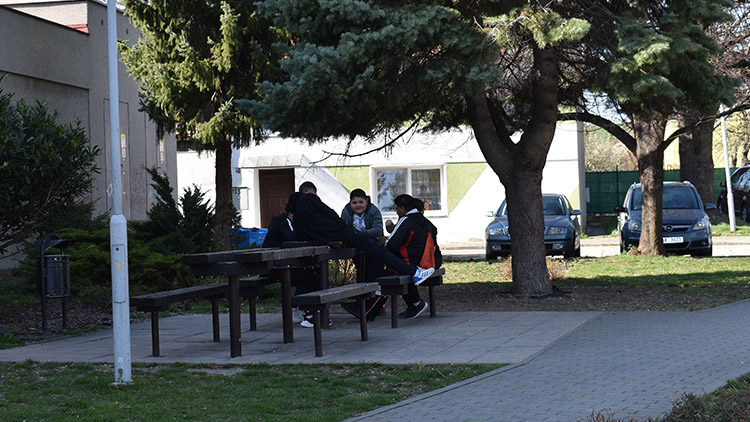 Hrůza! Romské děti zkopaly seniory!