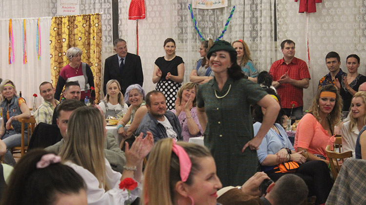 Retro, jak má být: Nechyběly „mrkváče“, ledvinky ani dražba