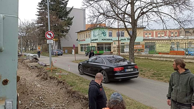 Kolem Vrahovické projíždějí auta  i po cyklostezce 