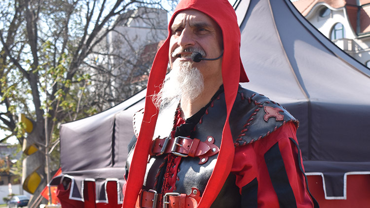 Mistr kat dokázal pobavit,  napráskal slečně i náměstkyni...