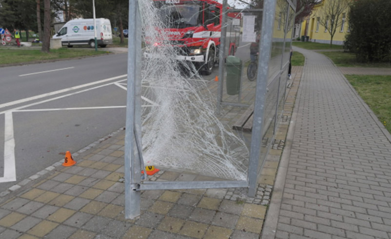 Napálil do zastávky, stromu a vozidla