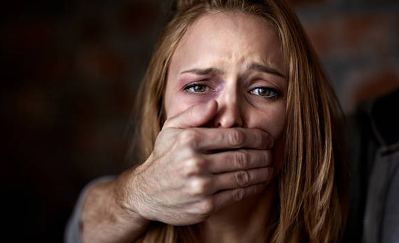 Mlátil těhotnou manželku,  dítě se narodilo postižené