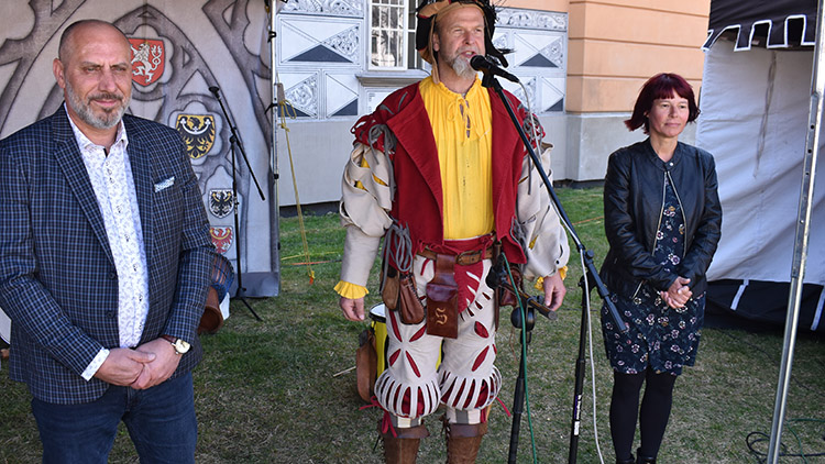 Zahájeno. Pernštejnové, do akce!