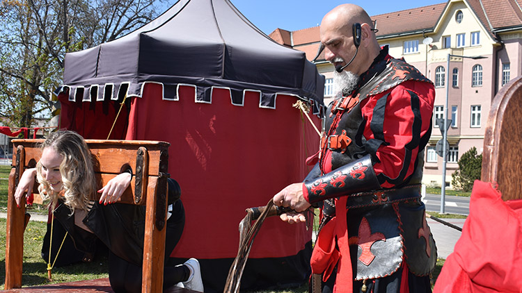 Vyhrávalo se, hodovalo a také se stínaly hlavy