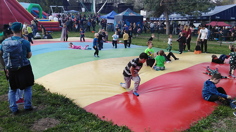 Čarodějnice se do Plumlova slétly i na dronu