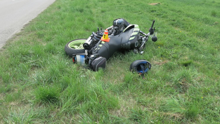 Motorkář skončil ve škarpě