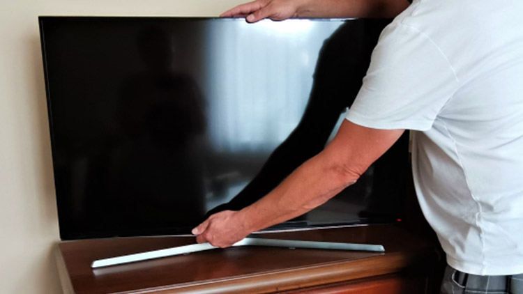 Ve sklepě bral televizor