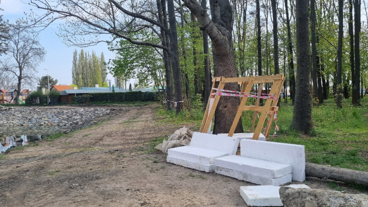 Neznámí vandalové na vrahovickém rybníčku