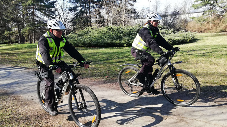 Hlídky už zase jezdí na kolech!