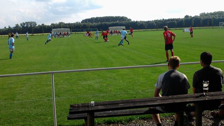 Derniéra eskáčka a třaskavé derby v Kostelci