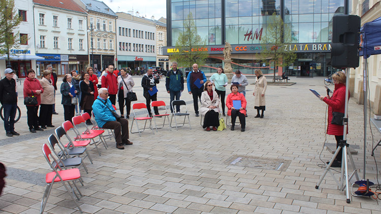 Smutné čtení. Před muzeem si připomněli oběti holokaustu
