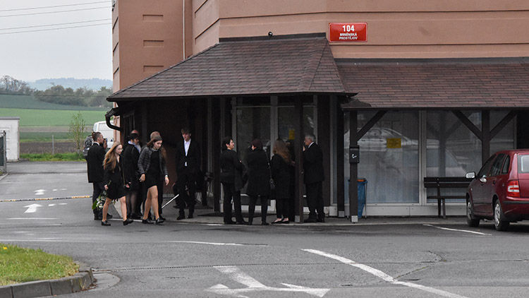 Oběti vyprovodili jen příbuzní a spolužáci