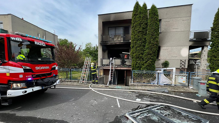 Požár rodinného domu v Lipníku zdolaly čtyři jednotky