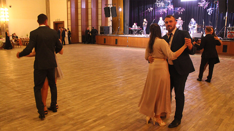 Jubilejní ples oslovil opět hlavně mladé