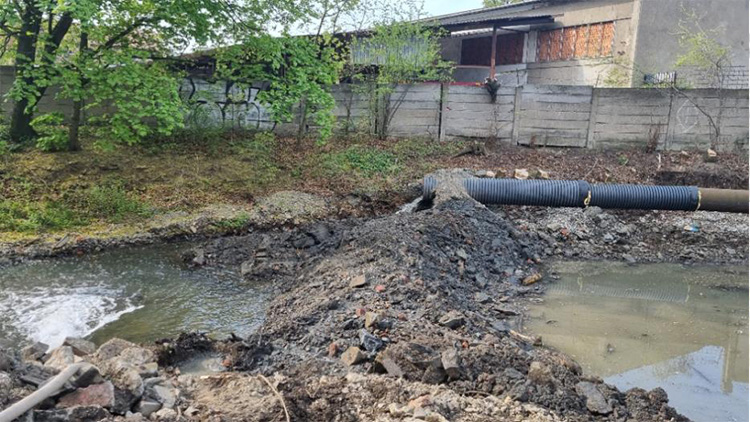 Vandalové řádili u pivovarského rybníčku