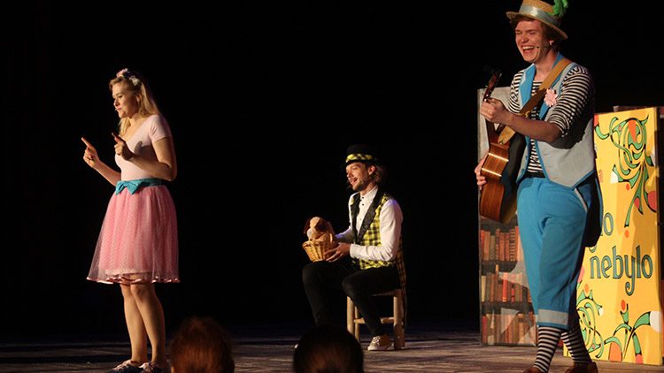 Štístko a Poupěnka zaplnili Společenský dům. A potěšili děti