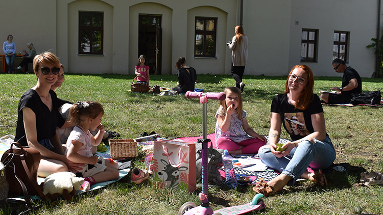 Snídaně v trávě: U knihovny se konal férový piknik