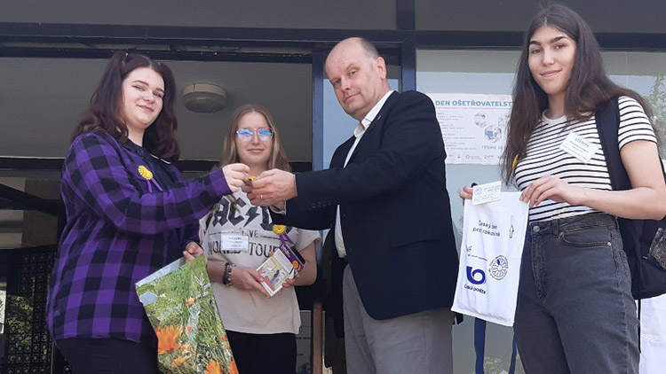 Opět se pomáhalo květinkami