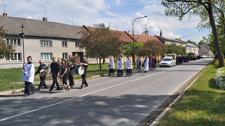 Na poslední cestě doprovodil  smržického starostu  dlouhý průvod