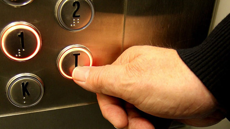 Starší klaustrofobik  se zasekl ve výtahu