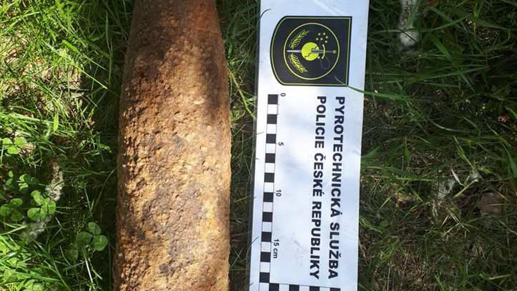 V lese našel válečný granát