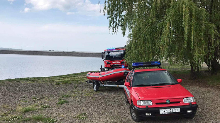 Přeplaval přehradu, kousíček od břehu  se utopil