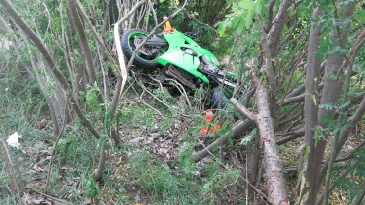 Motorku „poslal“ do křoví