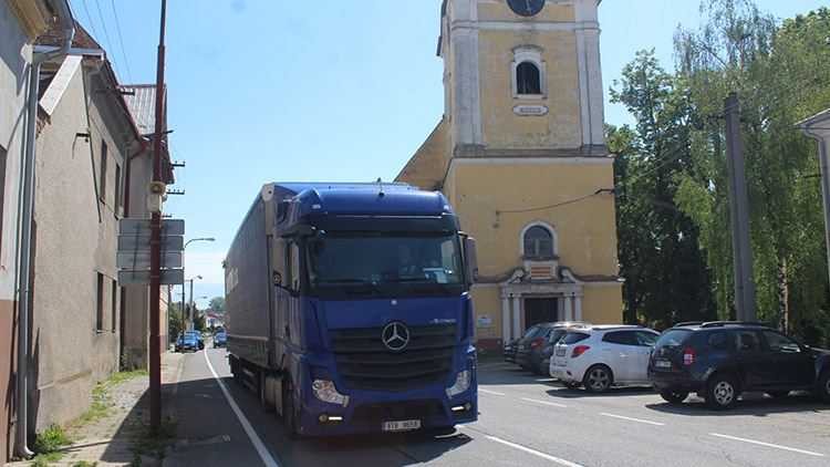 Mostkovice ZAKÁŽOU STÁNÍ kamionům přes noc