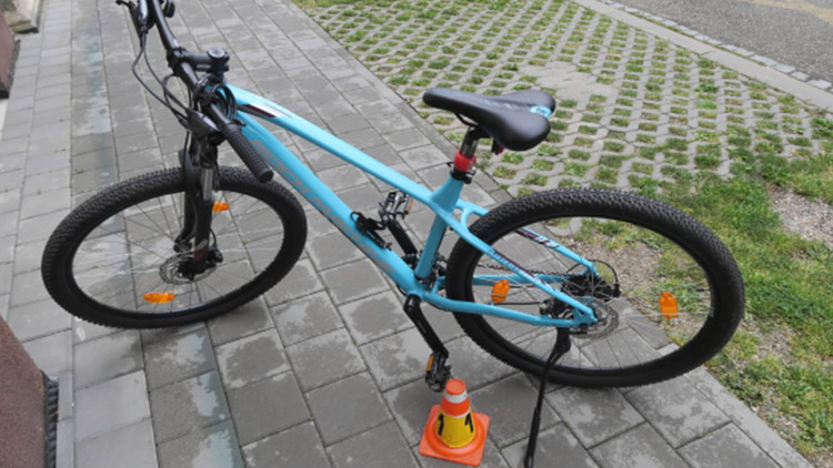 Třináctiletou cyklistku srazilo auto