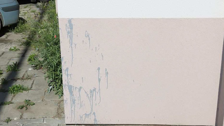 Sprejer pomaloval dům i vozidlo