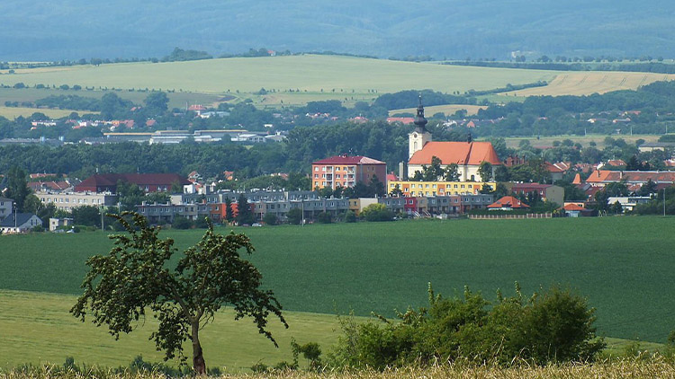 Ulice spojující Kostelec s Bílovicemi  vyhlíží opravu