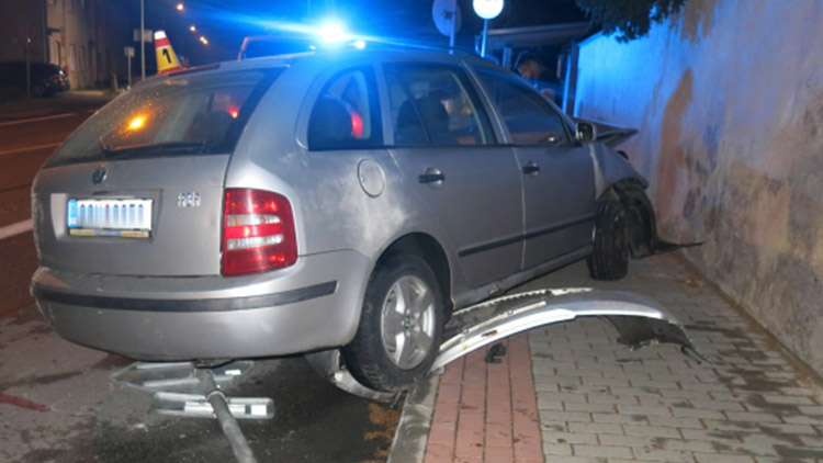 Mladík neudržel škodovku na silnici, dostal smyk
