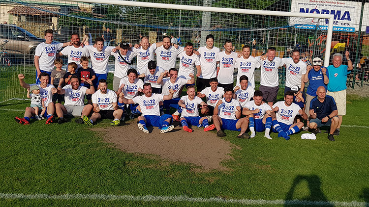 Fotbalisté Čechovic slaví postup!