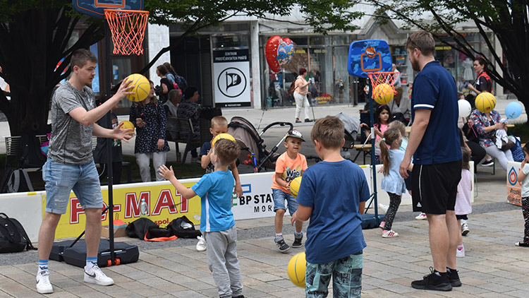 Dva a půl tisíce dětí zaplnilo náměstí