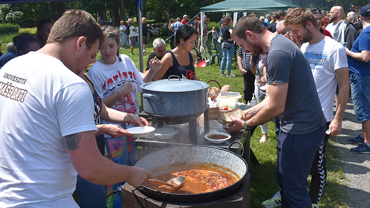 Nejlepší guláš od rockerů, šéf policie krájel cibuli