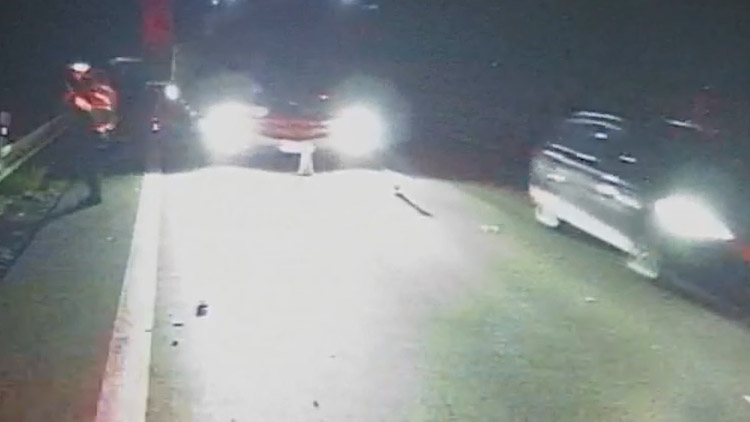 Šofér autobusu málem přejel policisty!