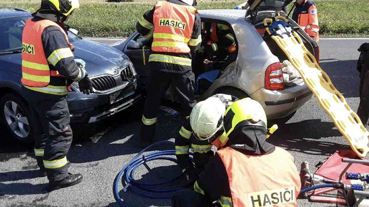 Seniorku vystříhali hasiči!