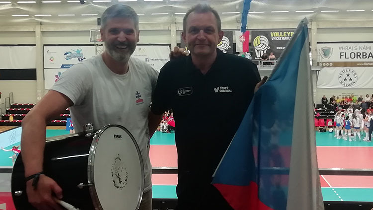 Dva otcové – fanoušci s iniciálami T. F. ve Varech