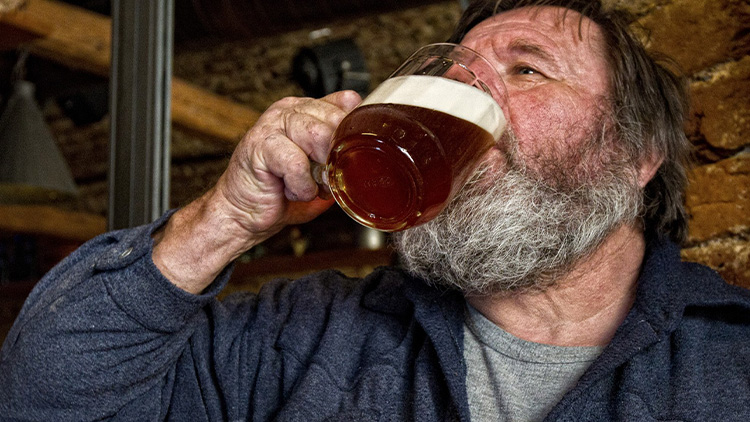 Po pivu sedl za volant