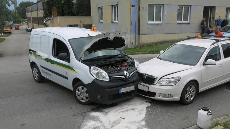 Jednu z řidiček převezli do nemocnice
