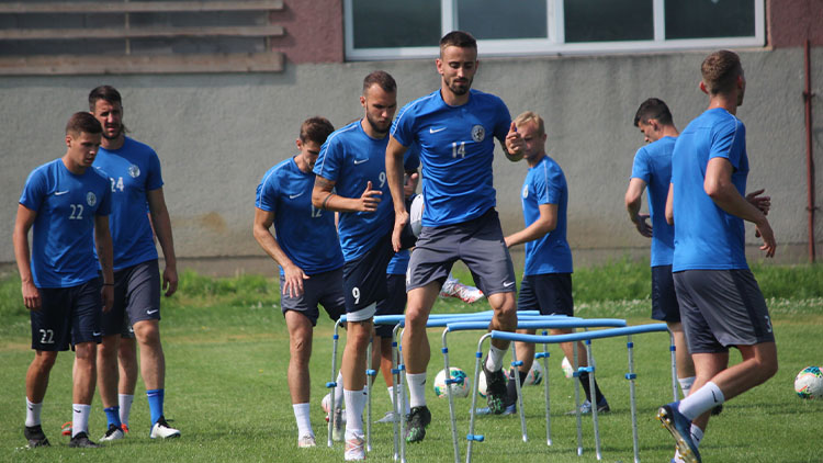 Přísun posil do eskáčka zatím drhne