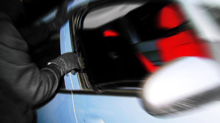 Seniora okradli přímo v autě