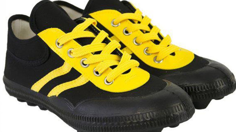 Z balkonu bral i kopačky