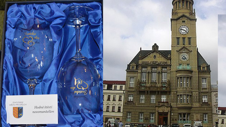 Novomanželé dostanou od města sklenice