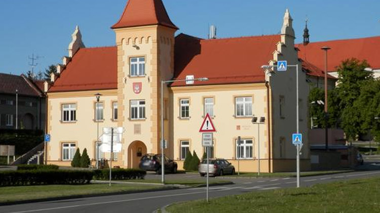 V Kostelci se propadla silnice