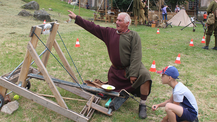 Vojáci v Plumlově bavili! Děti zkoušely  HLEDAT MINY. A dobývat hrad