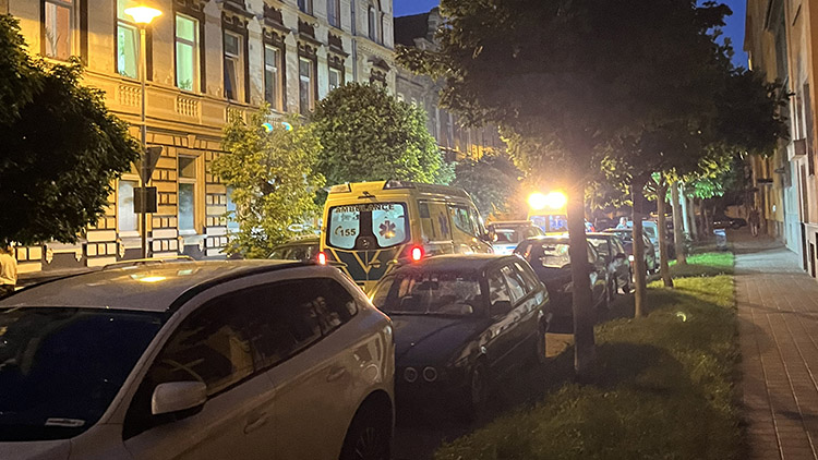 Chlap vyskočil z okna!